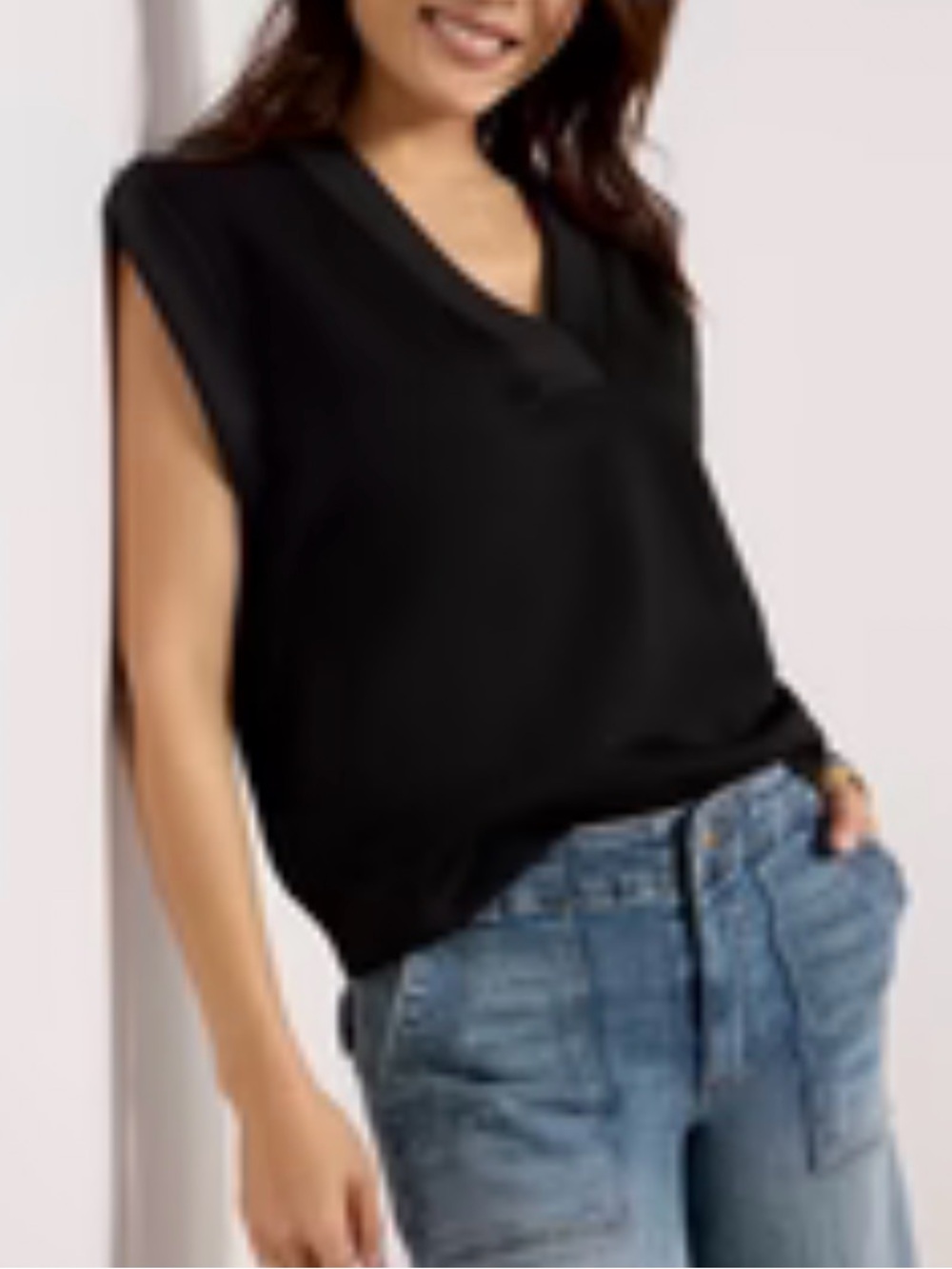Evereve Eva sleek V-Neck Sleeveless top